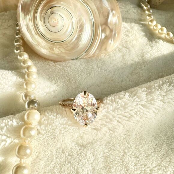 Gorgeous Oval cut cubic zirconia solitaire ring - Picture 9 of 9